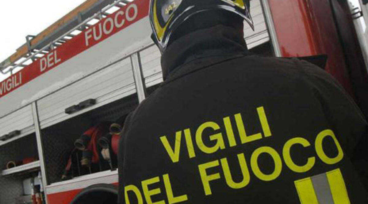 Incendio in via Cairoli in pieno centro storico a Rimini: donna e vigile del fuoco intossicati - 