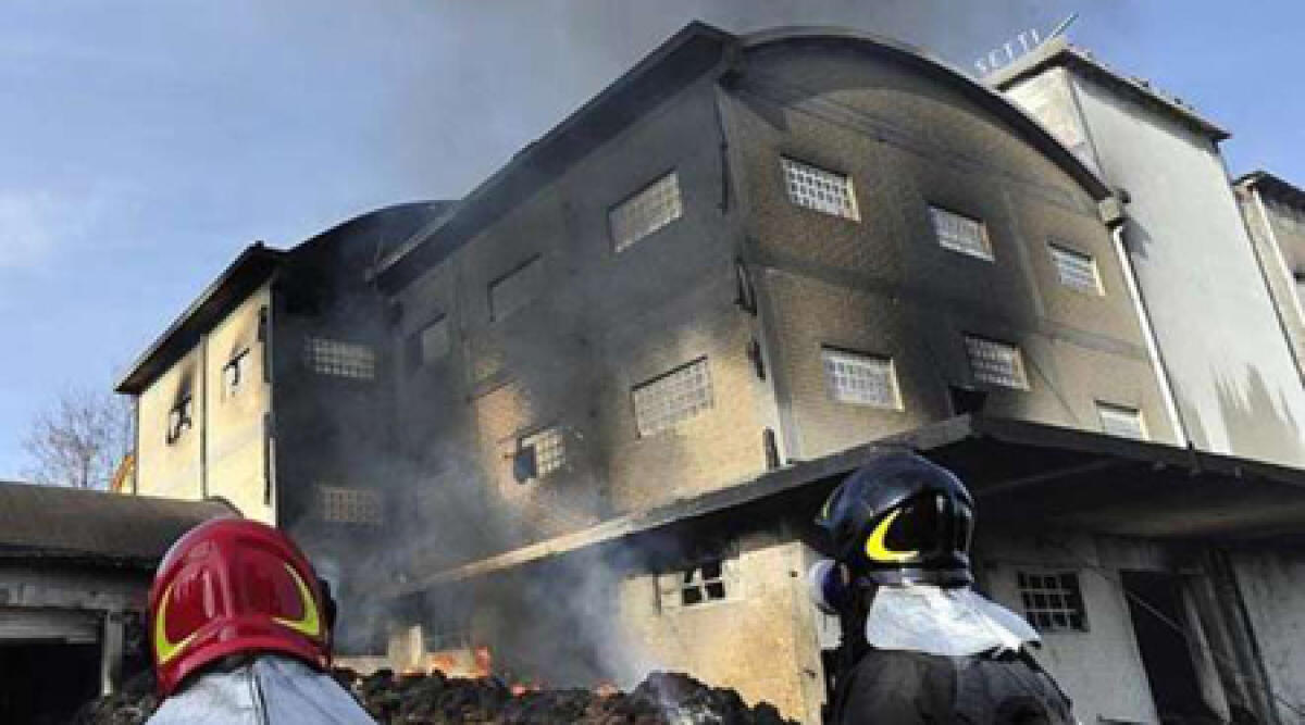 Incendio Eco-Pfu Sassofeltrio, lavoro incessante dei Vigili del Fuoco -