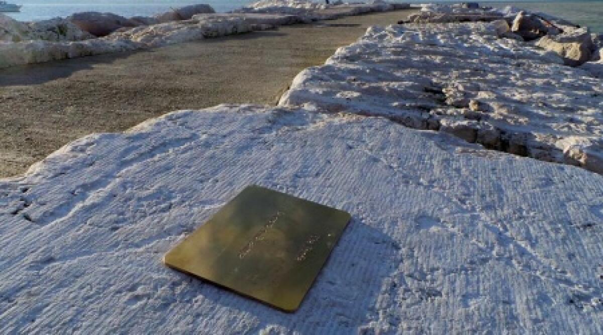 Fotonotizia. Rimini: una 'biblioteca di pietra' protesa nel mare per il Giorno del Ricordo - 