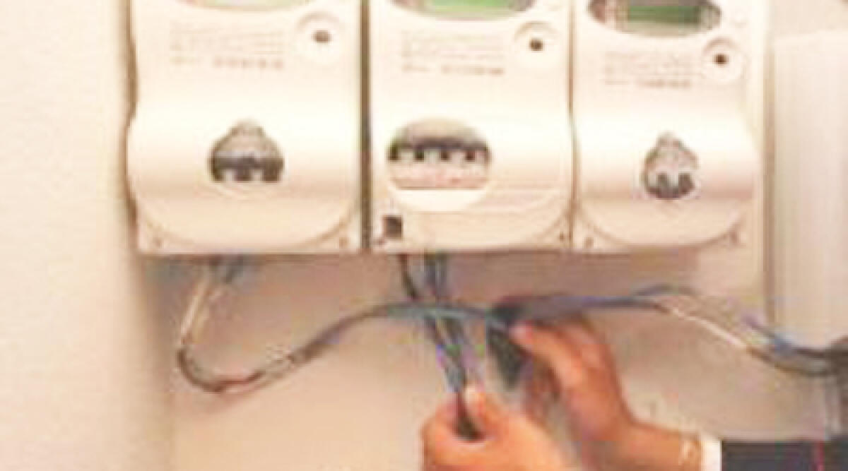 Mentre lavora alla cabina subisce forte scossa elettrica. Gravi ustioni per un dipendente Enel -