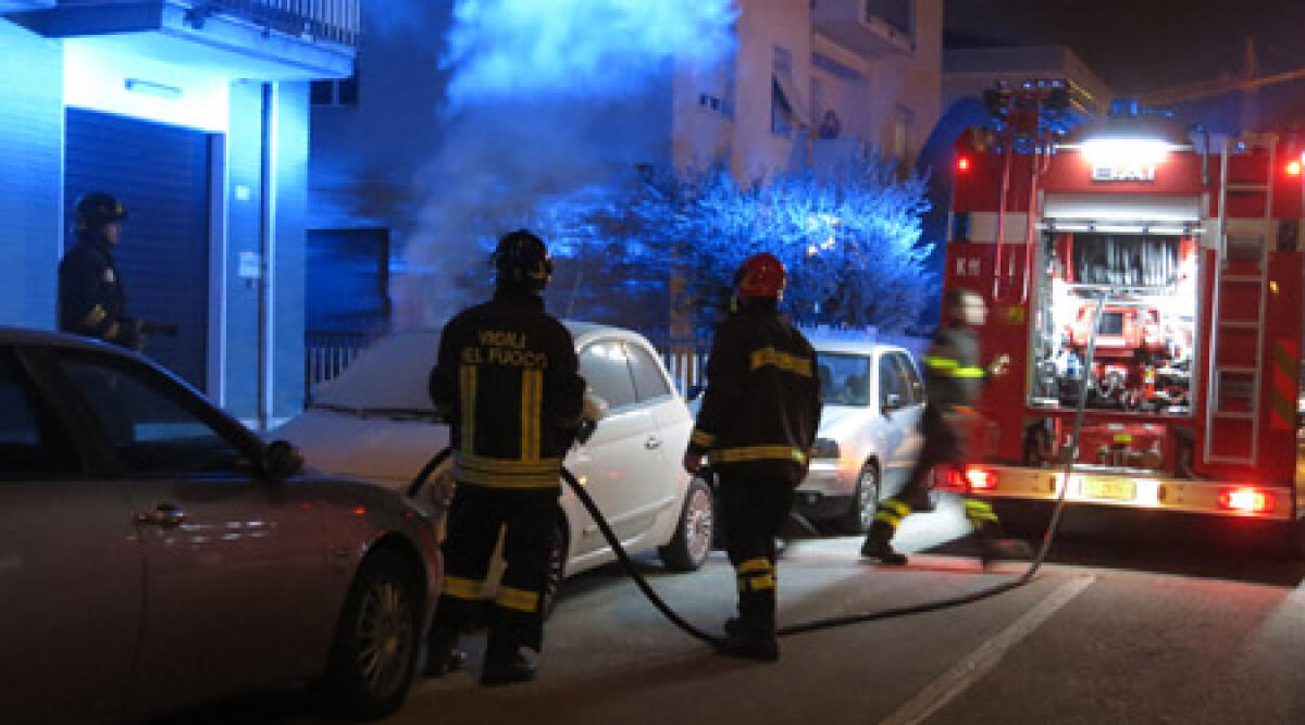 Rogo nei pressi del pala Flaminio di Rimini: a fuoco automobile in sosta, in corso accertamenti - 