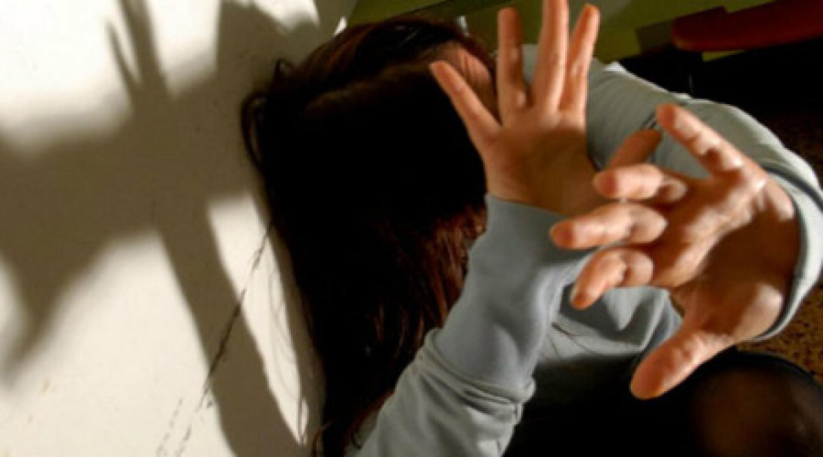 Due sorelle terribili: la vicina di casa denuncia insulti, minacce e la rottura di 3 costole - 