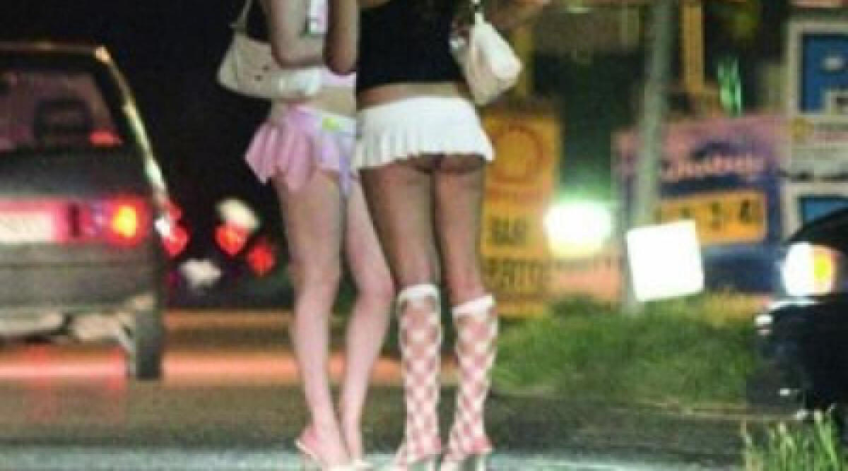 Riminese 73enne maniaco del sesso, costringe due ragazze a fare lesbo, lite tra le lenzuola - 