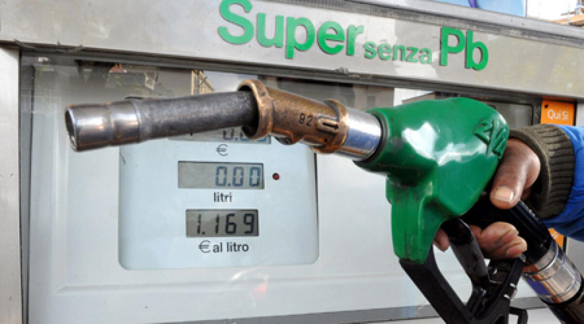 Noto ragioniere di Rimini saltava sul tubo per rubare la benzina: da ieri sotto processo - 
