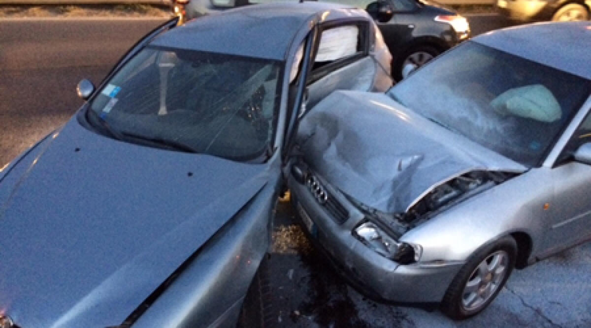 Distruggono auto nell'incidente: fuggiti su una Lybra, ricercati dalla Polizia - 