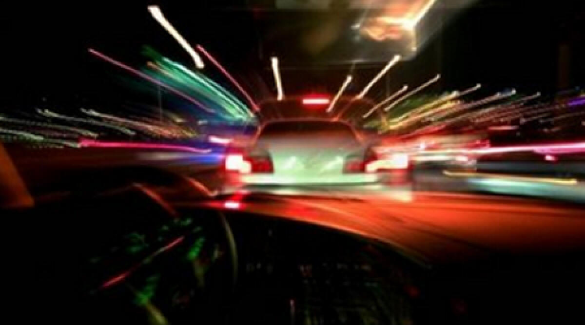 Ragazza fuori strada con l'auto. Grande paura, ma solo qualche graffio - 