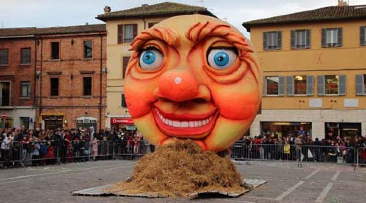 Fano. Chiusura esplosiva per il carnevale 2014 con il rogo del Pupo -