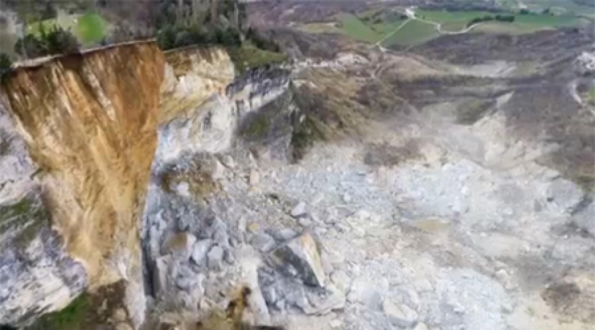 San Leo: crollo della rupe diventata una sorta di attrazione turistica -