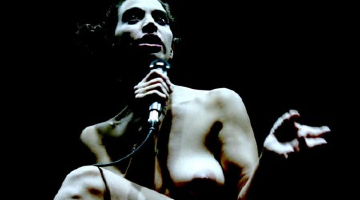 Montescudo, al teatro arriva &quot;la merda&quot;. Spettacolo shock con attrice nuda sul palco - 