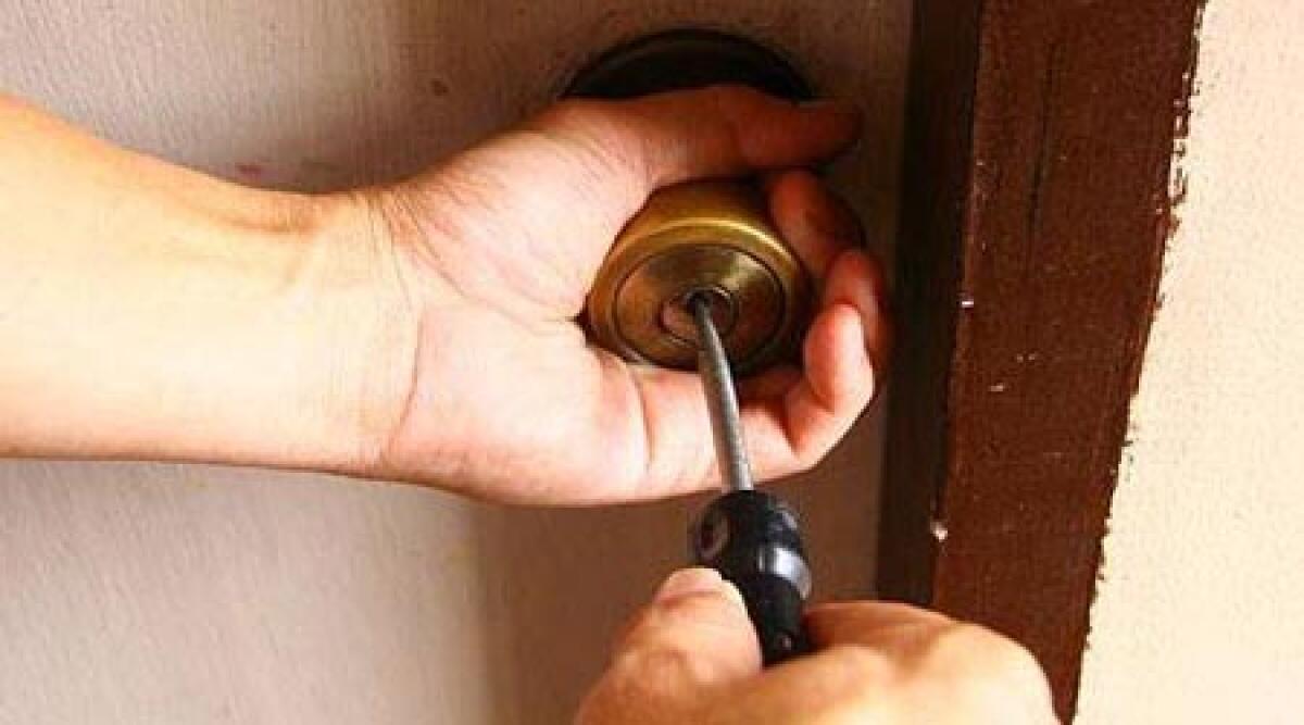 Cerca di forzare porta in pieno giorno, ladra scoperta dalla padrona di casa - 