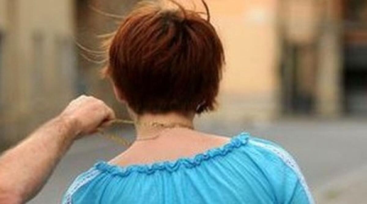 Strappa con violenza la collana dal collo di una donna: in manette macedone - 