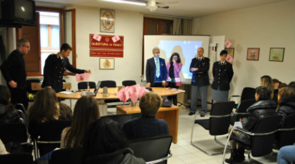 Come difendersi dallo stalking: la Questura di Rimini riceve le studentesse - 