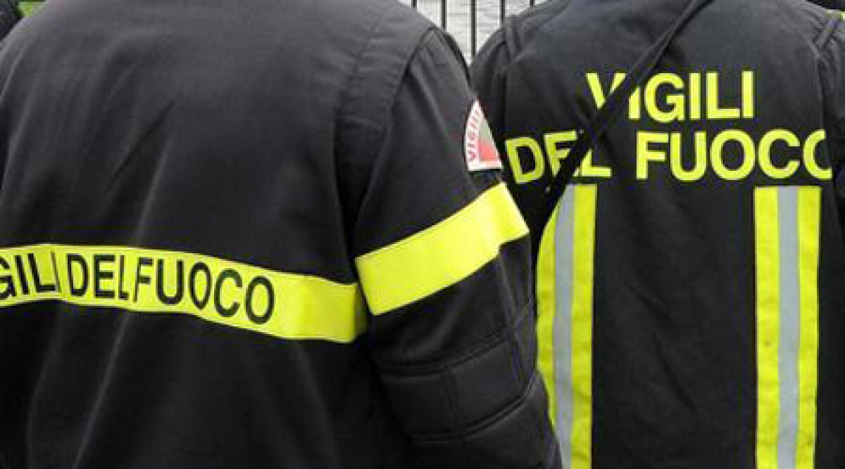 Raid vandalico a Coriano: a fuoco cassonetti e bagno esterno della chiesa - 