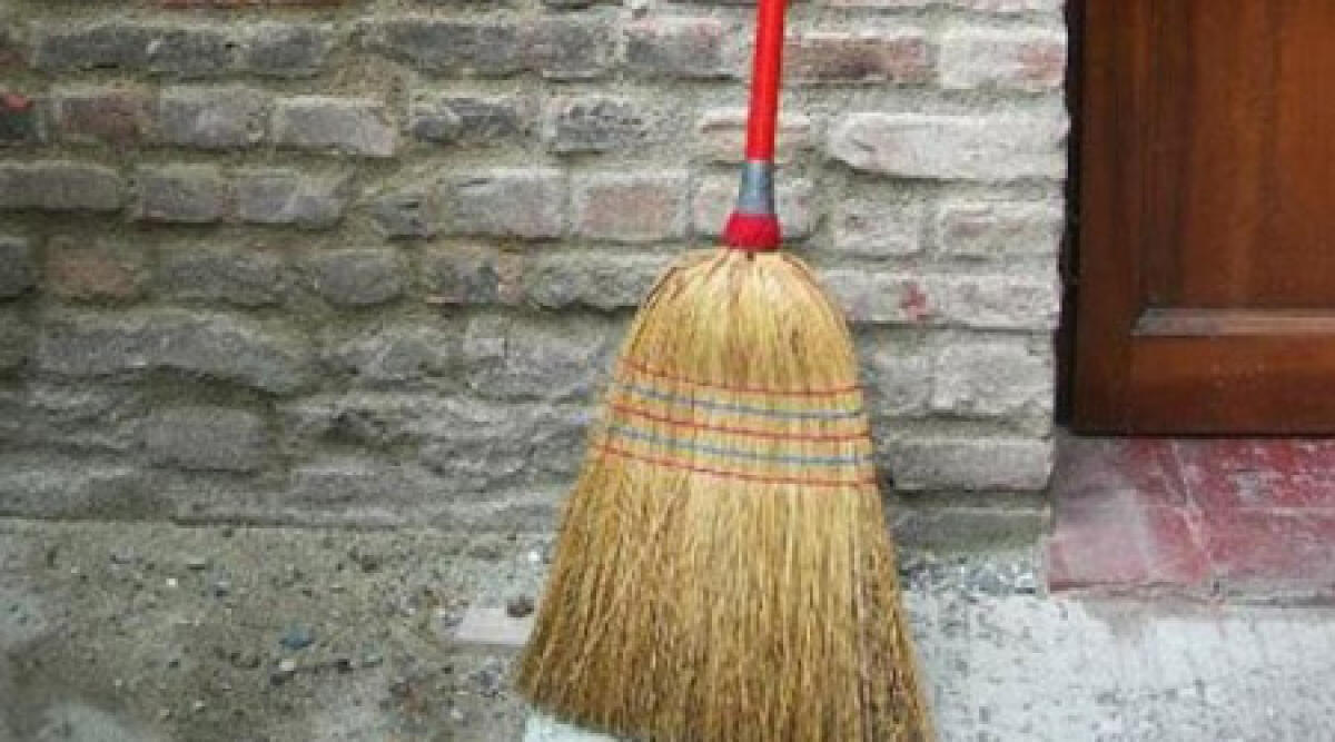 Montescudo, a colpi di scopa scaccia 5 predoni. Cane rubato ritrovato a Rimini -