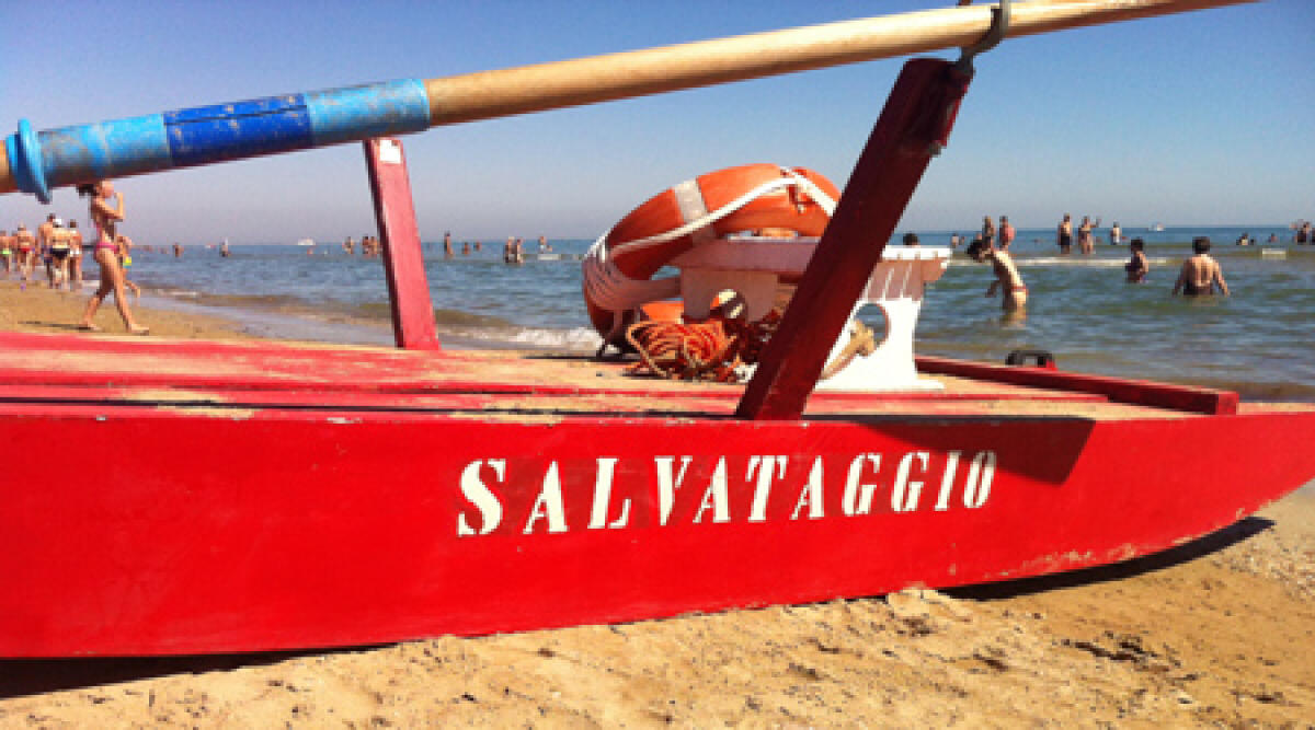Rimini, defibrillatore obbligatorio per ogni due postazioni di salvataggio sulla spiaggia - 