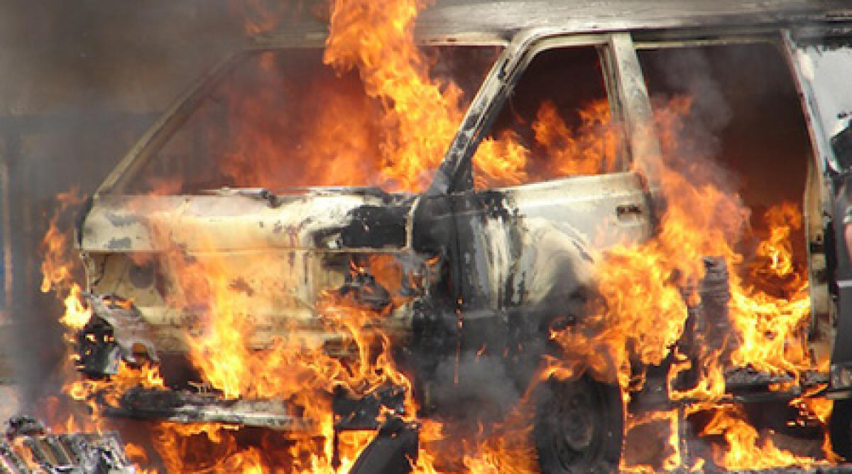 Perticara, nella notte auto in fiamme: ignote le cause -