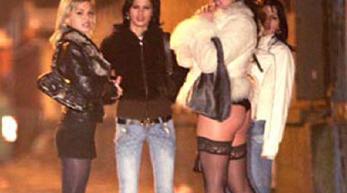 Residenti Miramare contro prostitute preparano il bis, dopo la briscolata la passeggiata - 