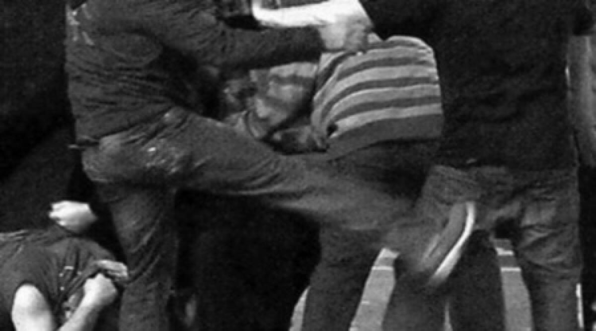 Caccia ragazzo dalla discoteca: scatta rappresaglia, buttafuori messo k.o. da chiave inglese -
