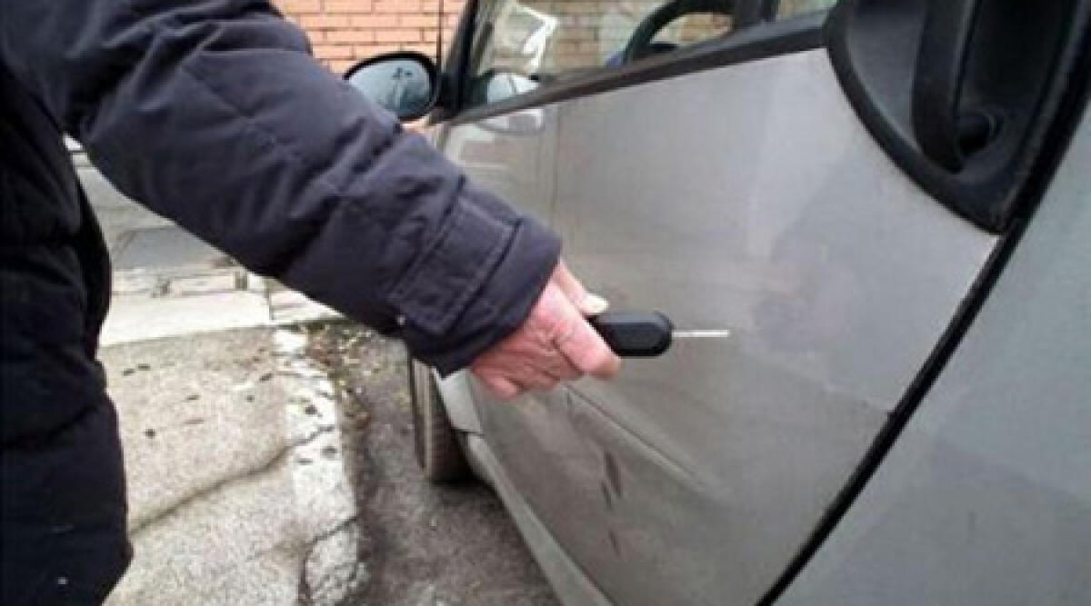 Rimini, parcheggia male l'auto: la barista si vendica e gli riga la fiancata - 