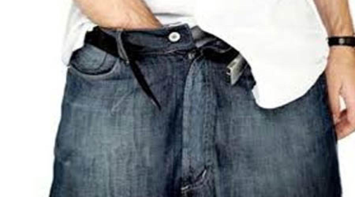 Davanti alle belle turiste si abbassa le mutande: esibizionista in azione in spiaggia - 