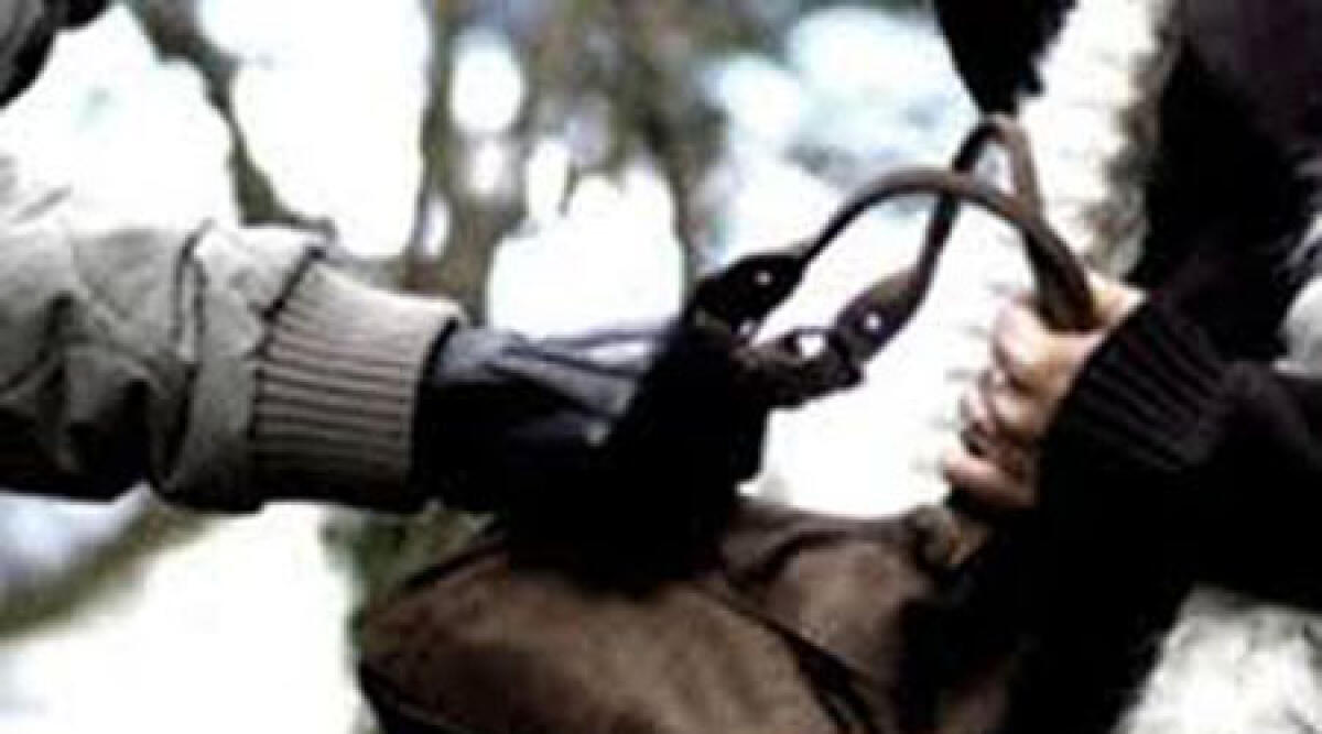 Di ritorno dal cinema, donna in bici rapinata nel sottopasso de Le Befane - 