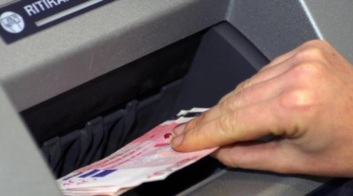 Utilizzavano tessere della metro per prelevare dal bancomat, scoperta truffa, due in manette - 