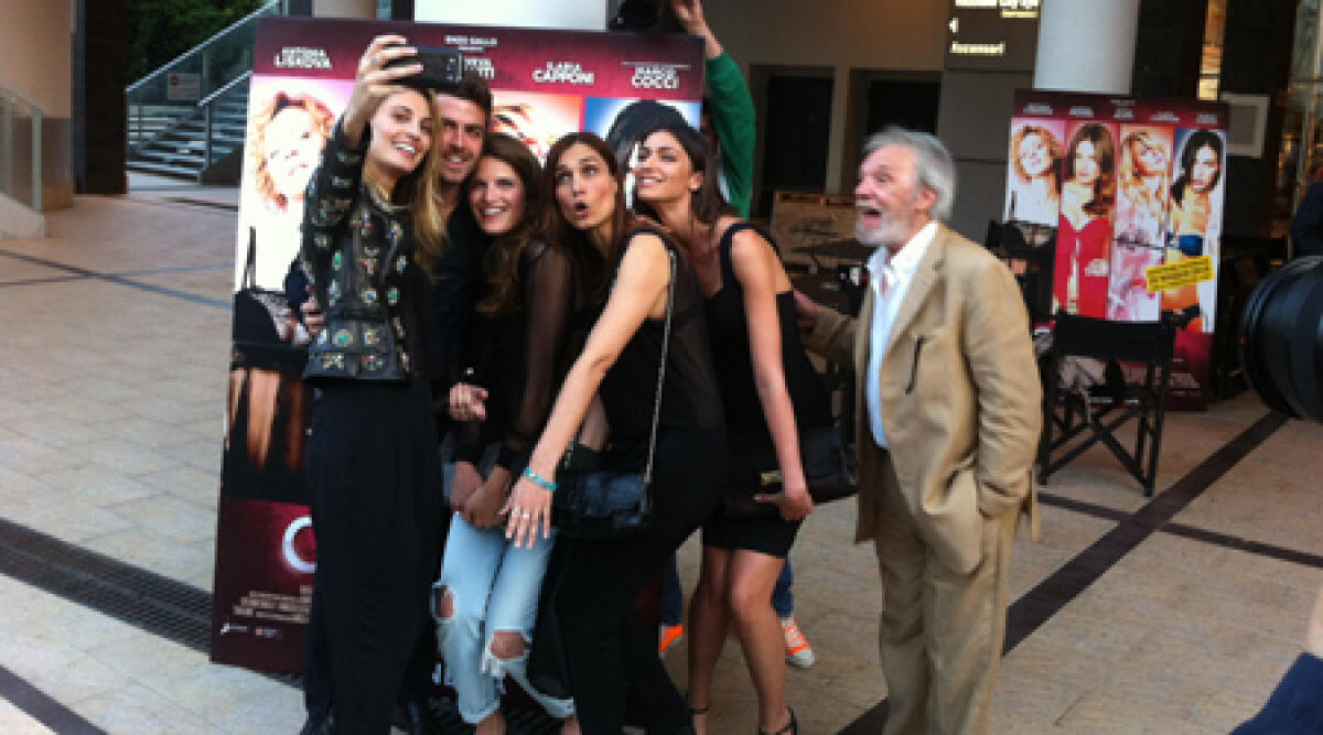 Video: cinema, anteprima a Riccione di Cam Girl, tra fotografi sfilano protagonisti -