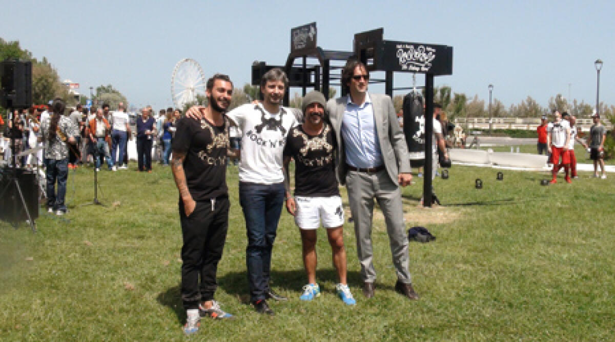 Video: boxe e sport all'aria aperta in Piazzale Fellini a Rimini - 