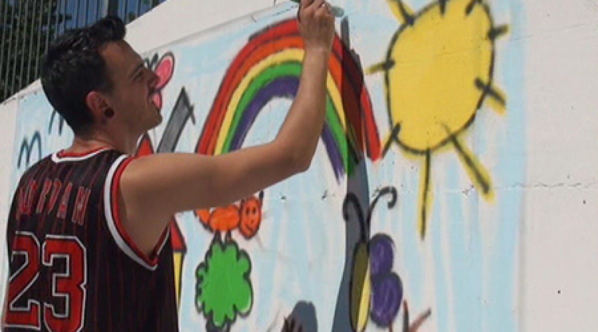 Video: Bambini e writer disegnano la natura in un grande murales a Talamello -