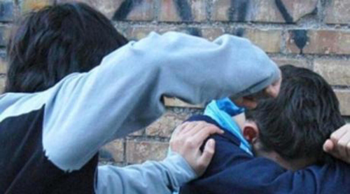 Compagni picchiati, compagne palpeggiate: arrestato a scuola bullo 15enne -