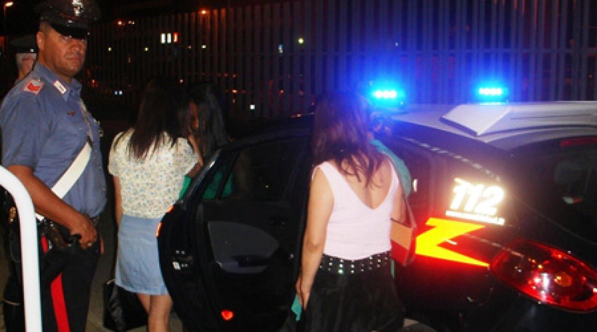 Video: residence di Viserba adibito a bordello con turn-over delle prostitute, 6 fermi - 