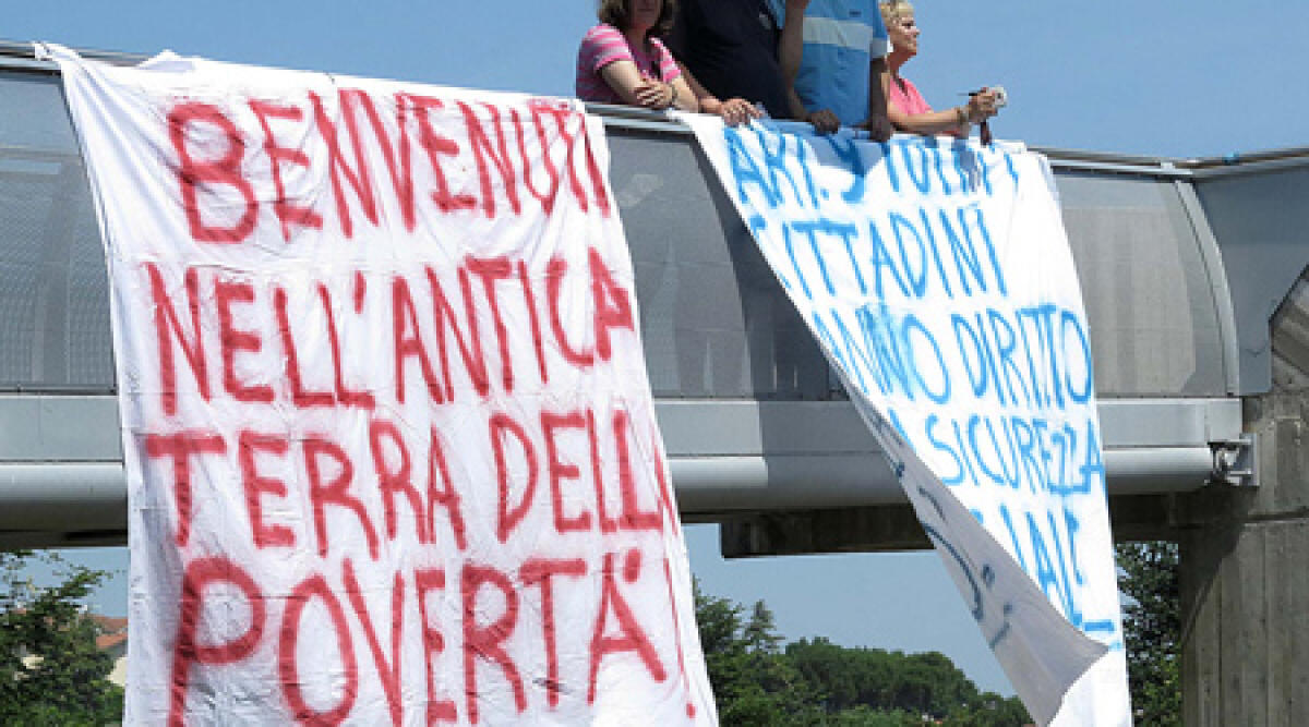 Foto: protesta sammarinesi licenziati. Striscione, 'Benvenuti nell'antica terra della povertà' -