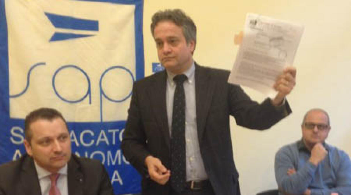 Morte Aldovrandi, gli applausi ai poliziotti un falso: l'attacco del segretario del Sap - 