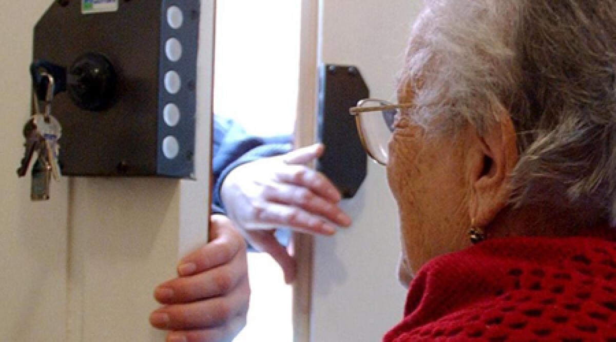 Rimini, finti poliziotti derubano coppia di anziani di oltre 10mila euro e valori custoditi - Allarme falsi operatori Arpae (archivio)