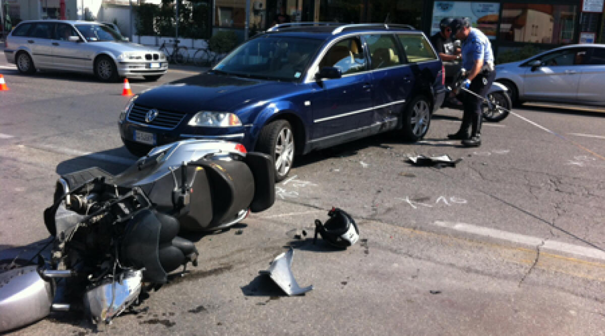 Video incidente: Rimini, schianto tra auto e scooter. Cade e si ferisce 23enne -