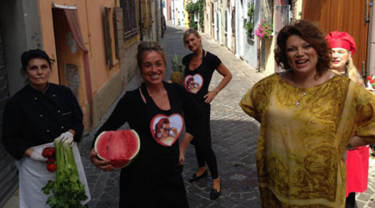 Caso stipendi al ristorante di Serena Grandi, lei attacca: 'covo di vipere, mi sfruttano' - 