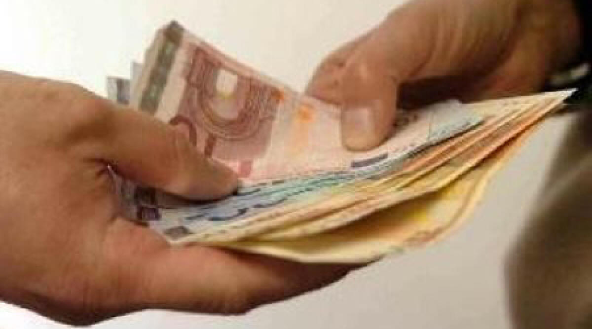 "Dammi 5000 euro e ti lascio tua moglie": l'amante arrestato per estorsione al marito - 