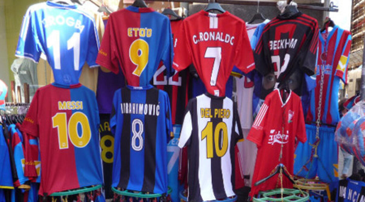 Maglie calcio tarocche sequestrate, erano destinate alla vendita in spiaggia - 