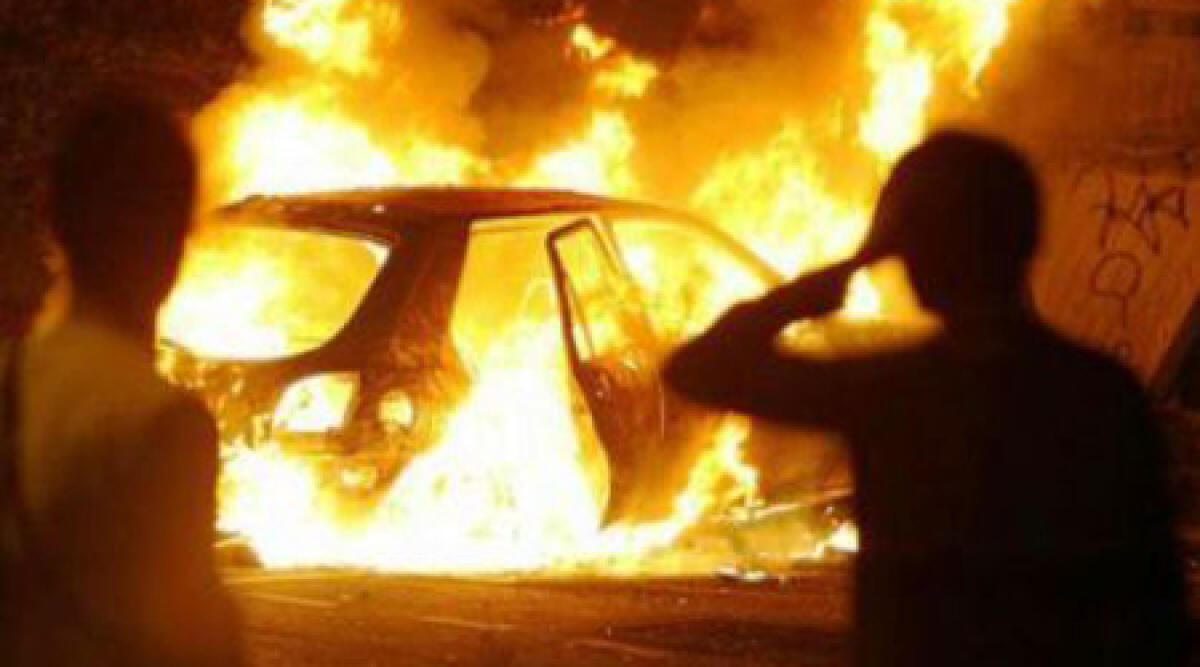 Rogo nella notte a Riccione, distrutta dalle fiamme un'automobile, ipotesi doloso - 