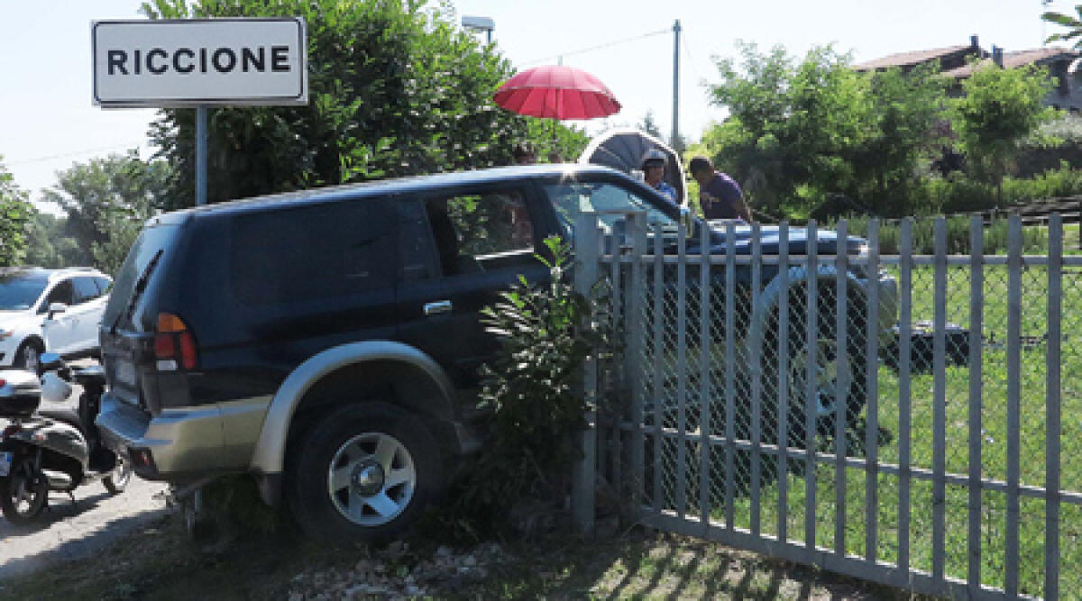 Foto: infarto alla guida, va contro il giardino di un'abitazione, muore 50enne -