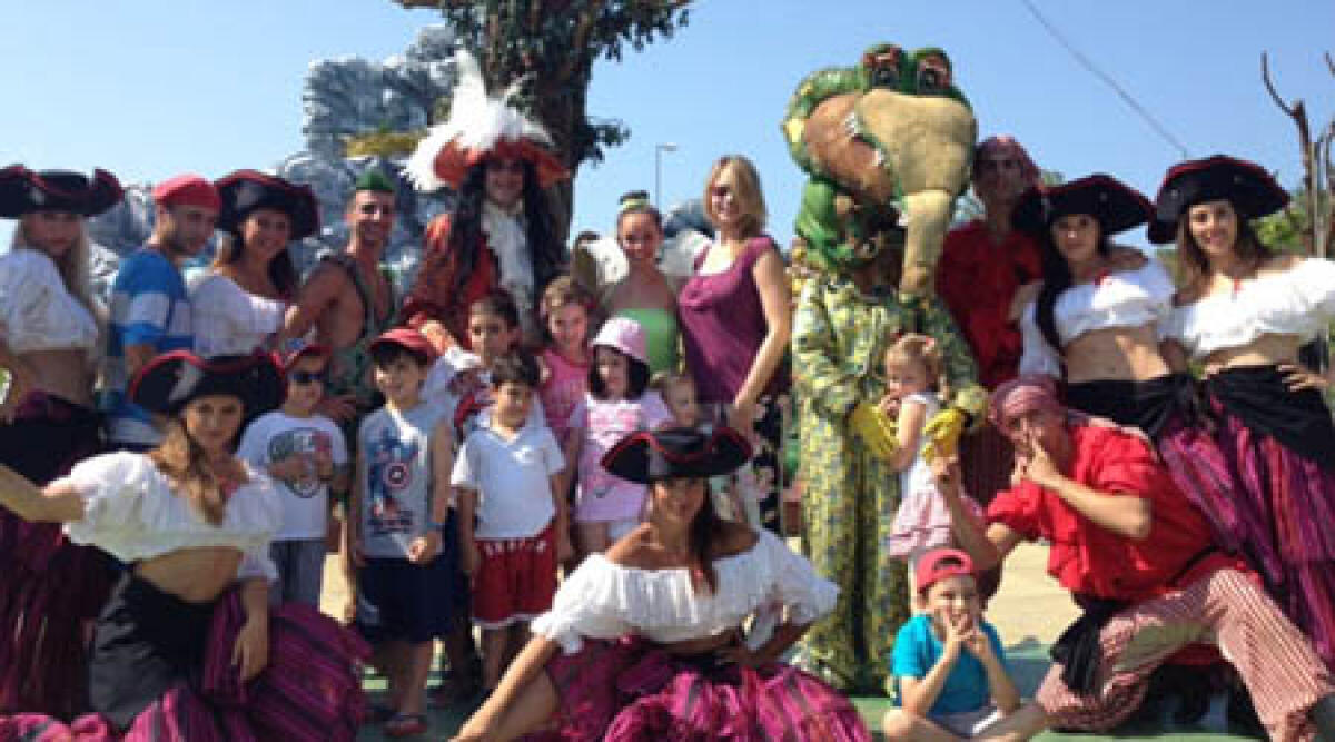 Ad Oltremare tra Peter Pan e capitan Uncino spunta Anna Falchi -