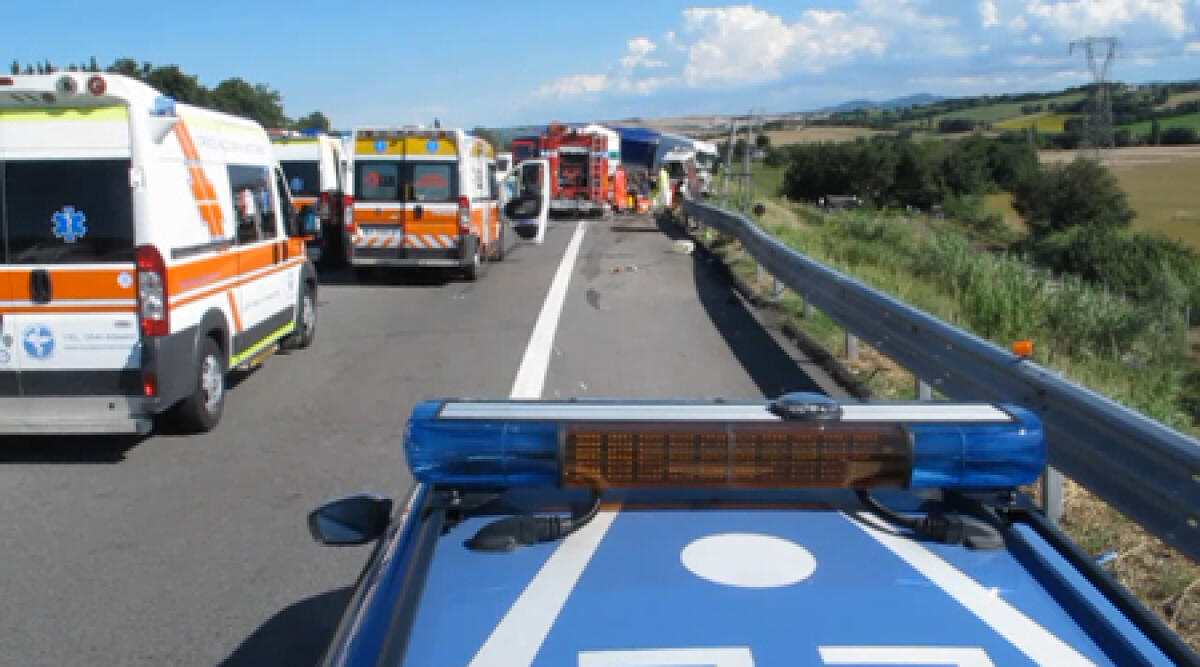 Video: brutto incidente sull'Autostrada A14: sul posto 4 ambulanze e l'elisoccorso - 