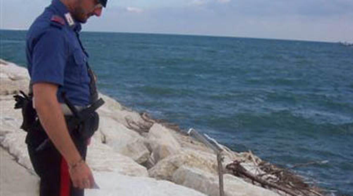 Rimini, recuperata in buone condizioni la targa della biblioteca di pietra del molo - 