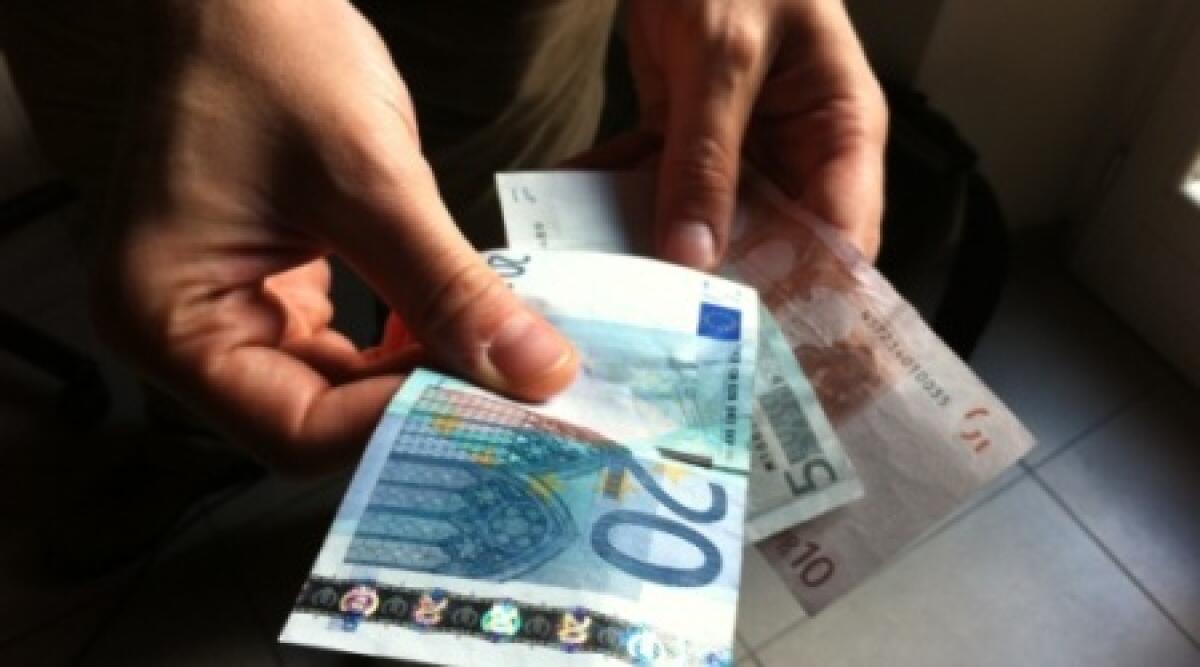 Paga con 10 euro, pretende il resto di 50: rumena tenta truffa e fugge - 