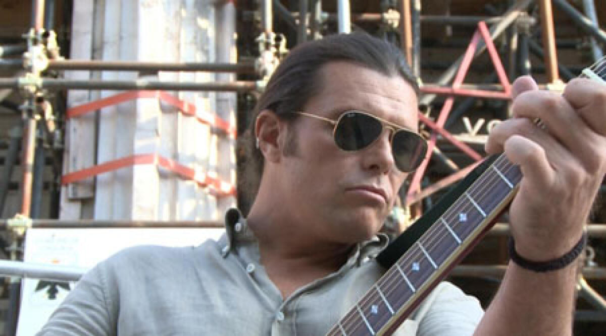 Notte di follia riccionese di Grignani: scappa in un hotel e prende a calci i Carabinieri - 