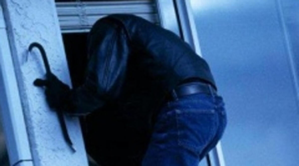 In manette il ladro "affamato": sorpreso a cenare a casa di una vittima - 