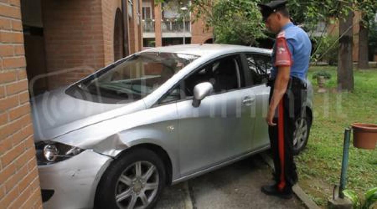Video: inseguimento dopo lo scippo, auto dei ladri si incastra in un condominio -