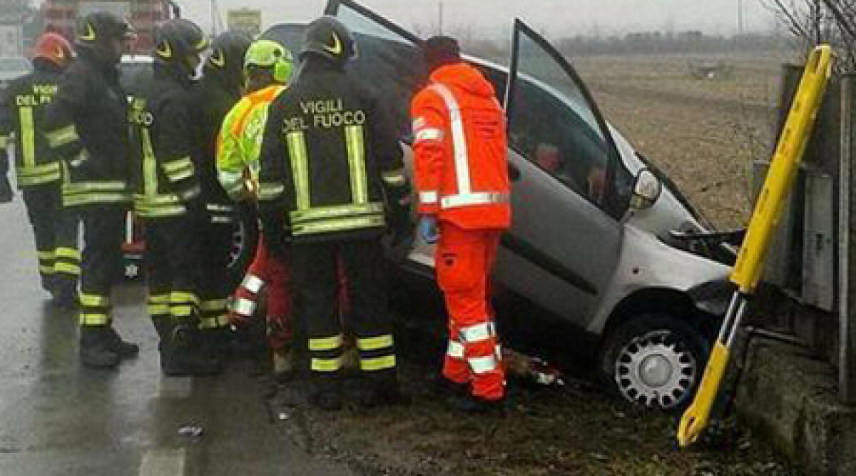 Maiolo: paura per 64enne, esce fuori strada e si schianta contro colonnina del gas - 
