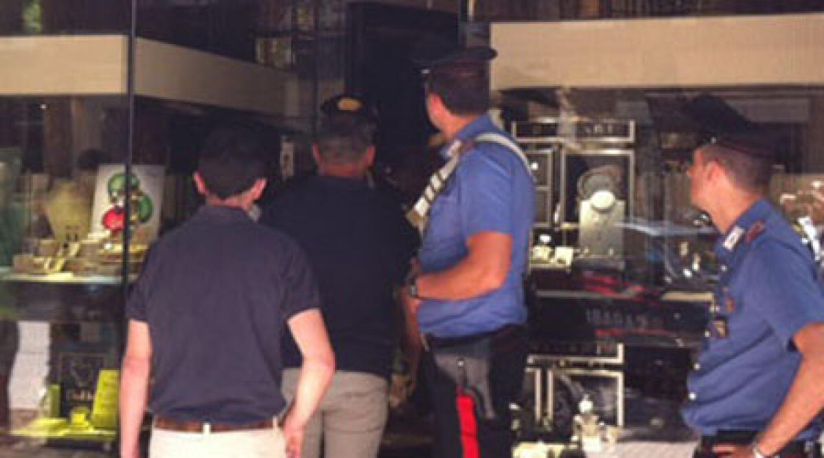 Riccione, si finge cliente di una gioielleria e fugge con un orologio da 20 mila euro -
