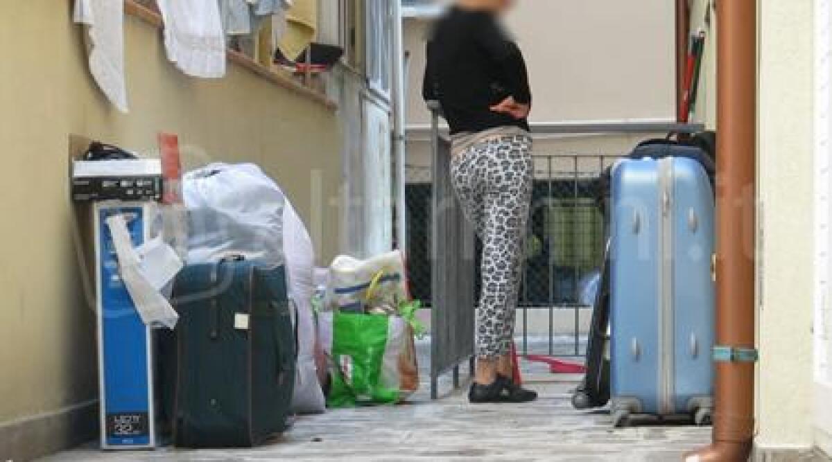 Video: le immagini delle prostitute sfrattate dall'hotel del sesso di Miramare -